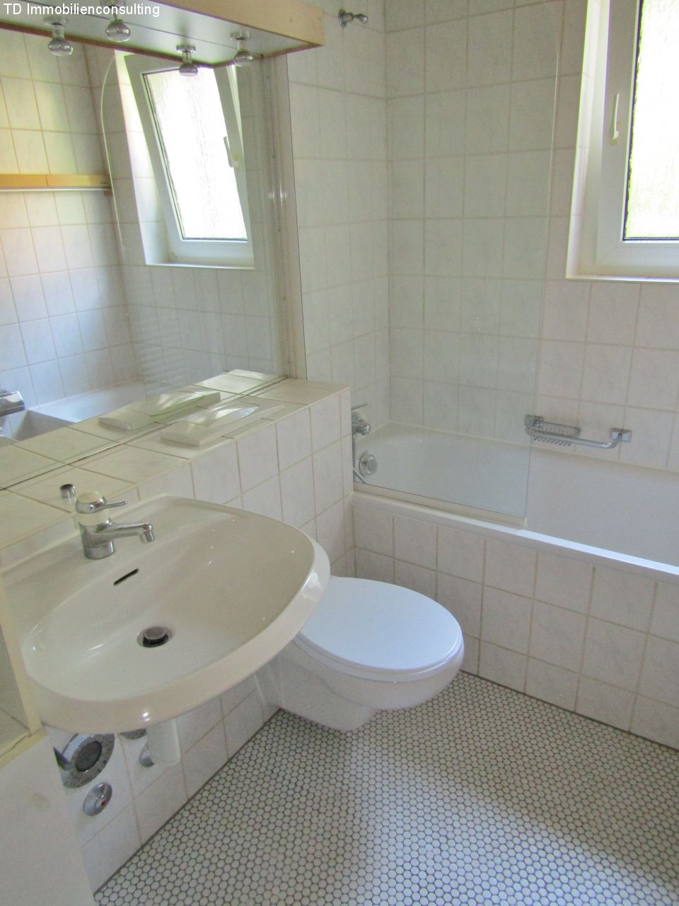 Neuhausen am Rheinfall: **Im ERDGESCHOSS** 3 Zimmerwohnung + WIGA, Terrasse, Garten, EBK... 