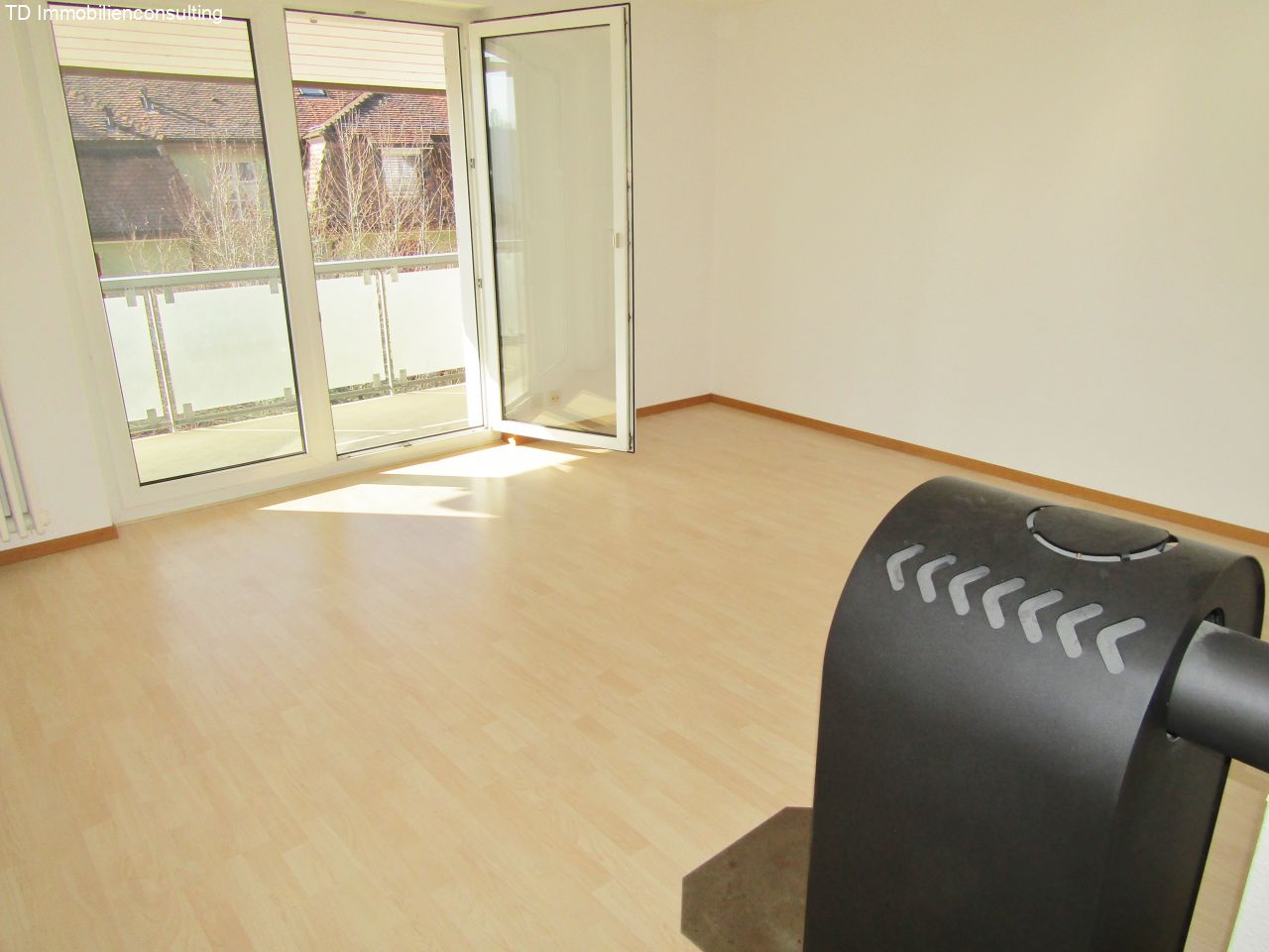 Neuhausen am Rheinfall: **Sonnige 3 Zimmerwohnung mit EBK, Kaminofen und AUFZUG** 