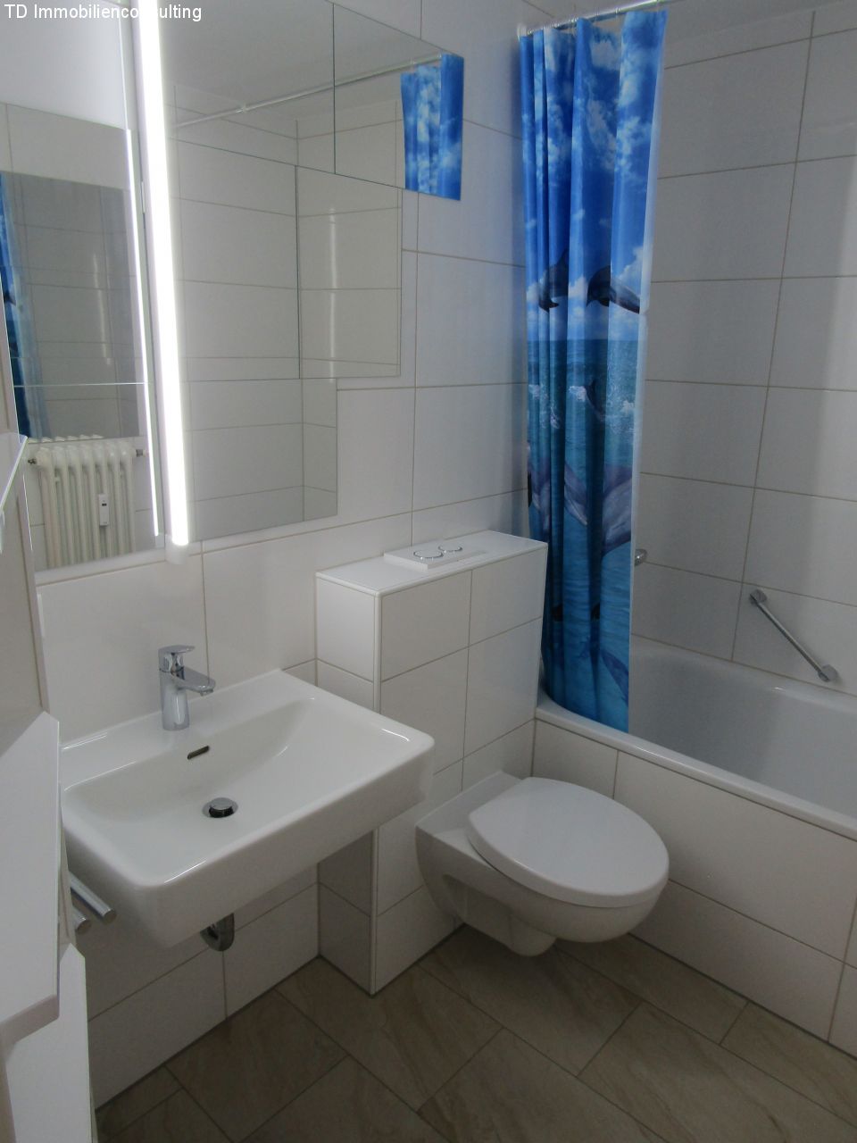 Mit einer Badewanne.