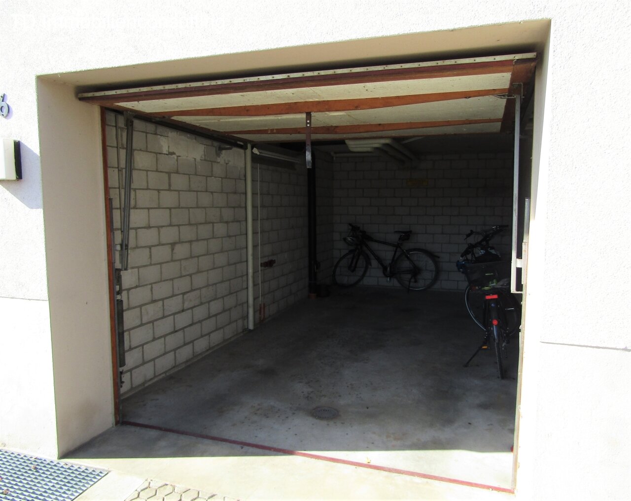 Eine der Garagen
