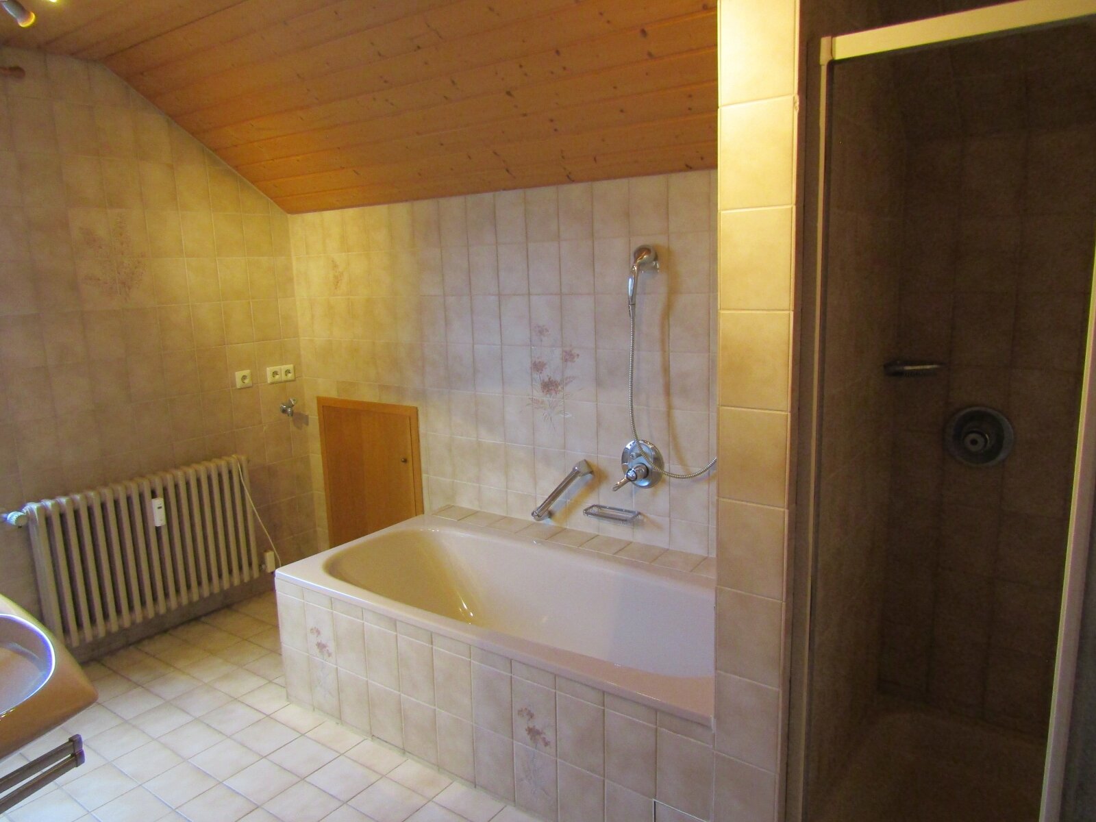 MIT Wanne und Dusche.
