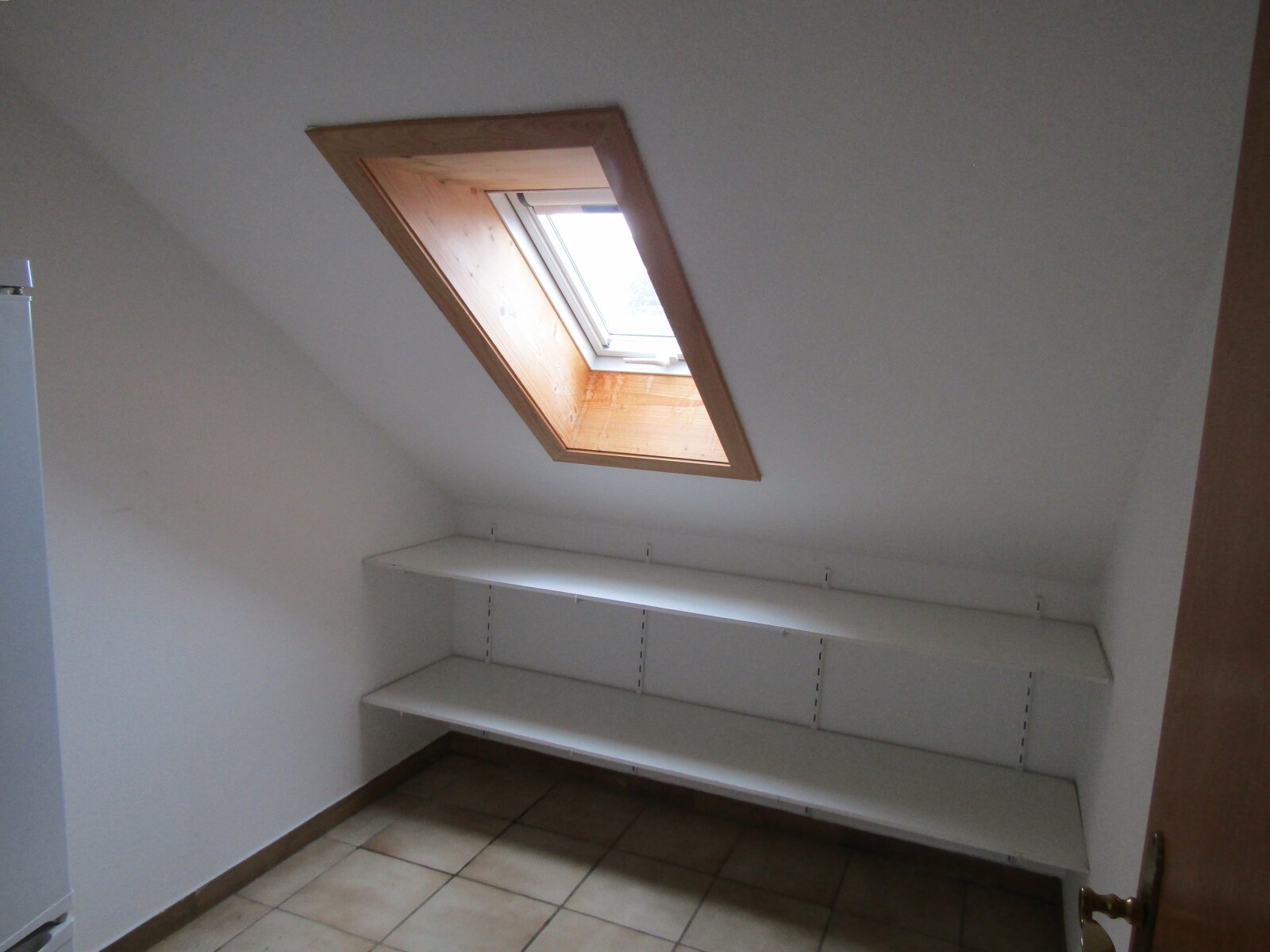 Der Abstellraum mit Fenster in der Wohnung.