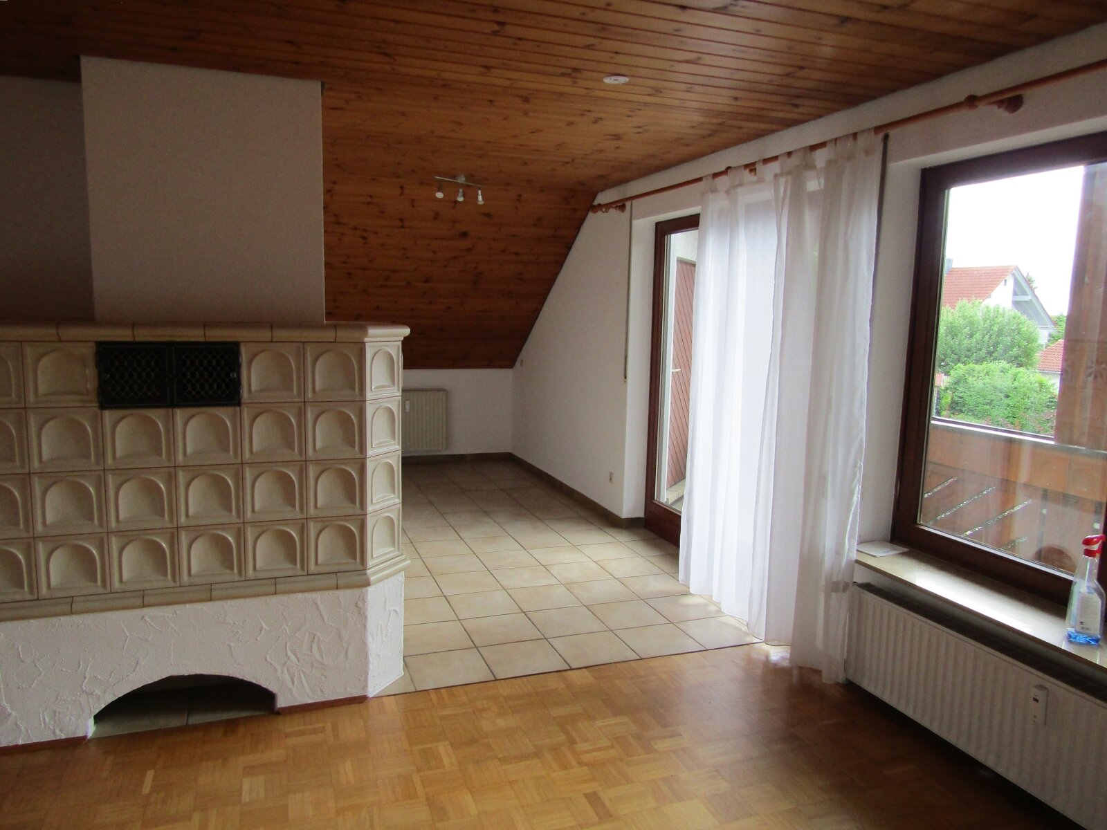 Der Blick zum Esszimmerbereich.