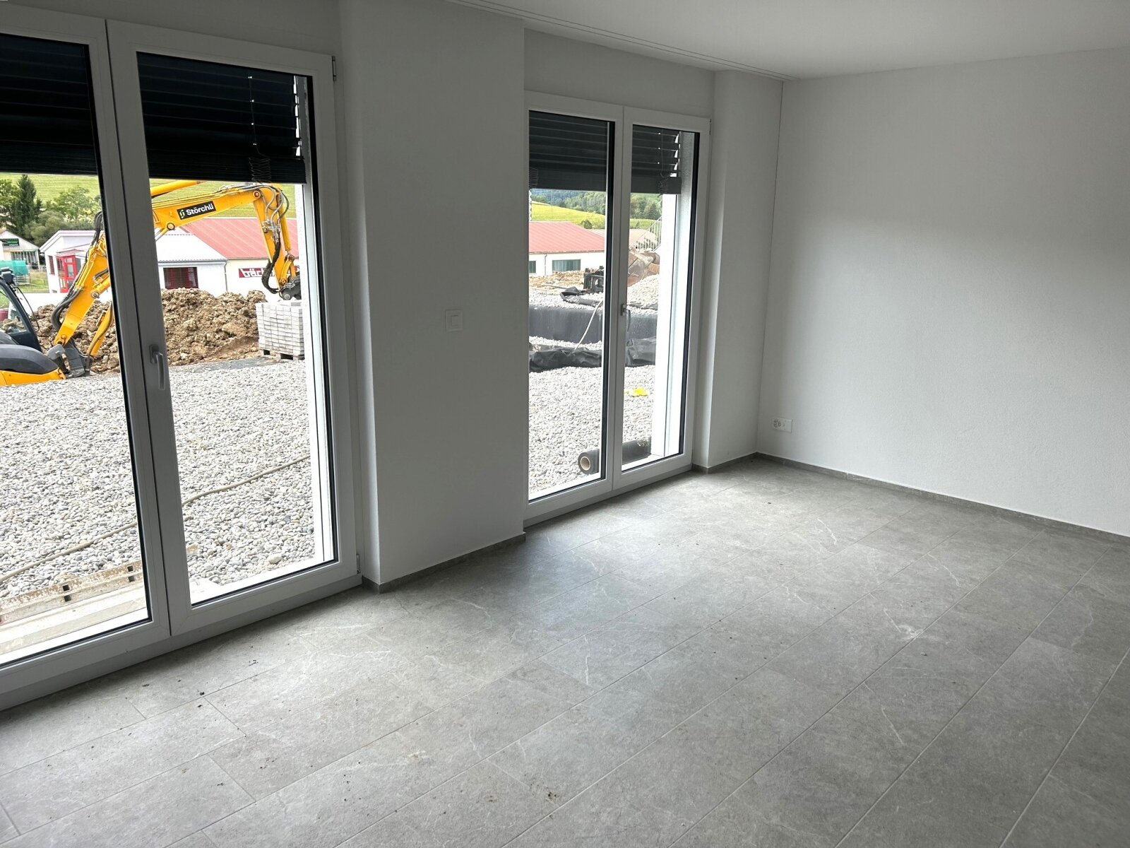 Große Fenster hin zur Terrasse