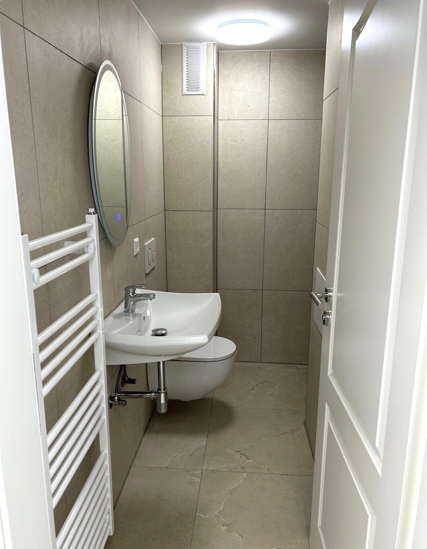 Das neue Bad mit Handtuchheizung und WC