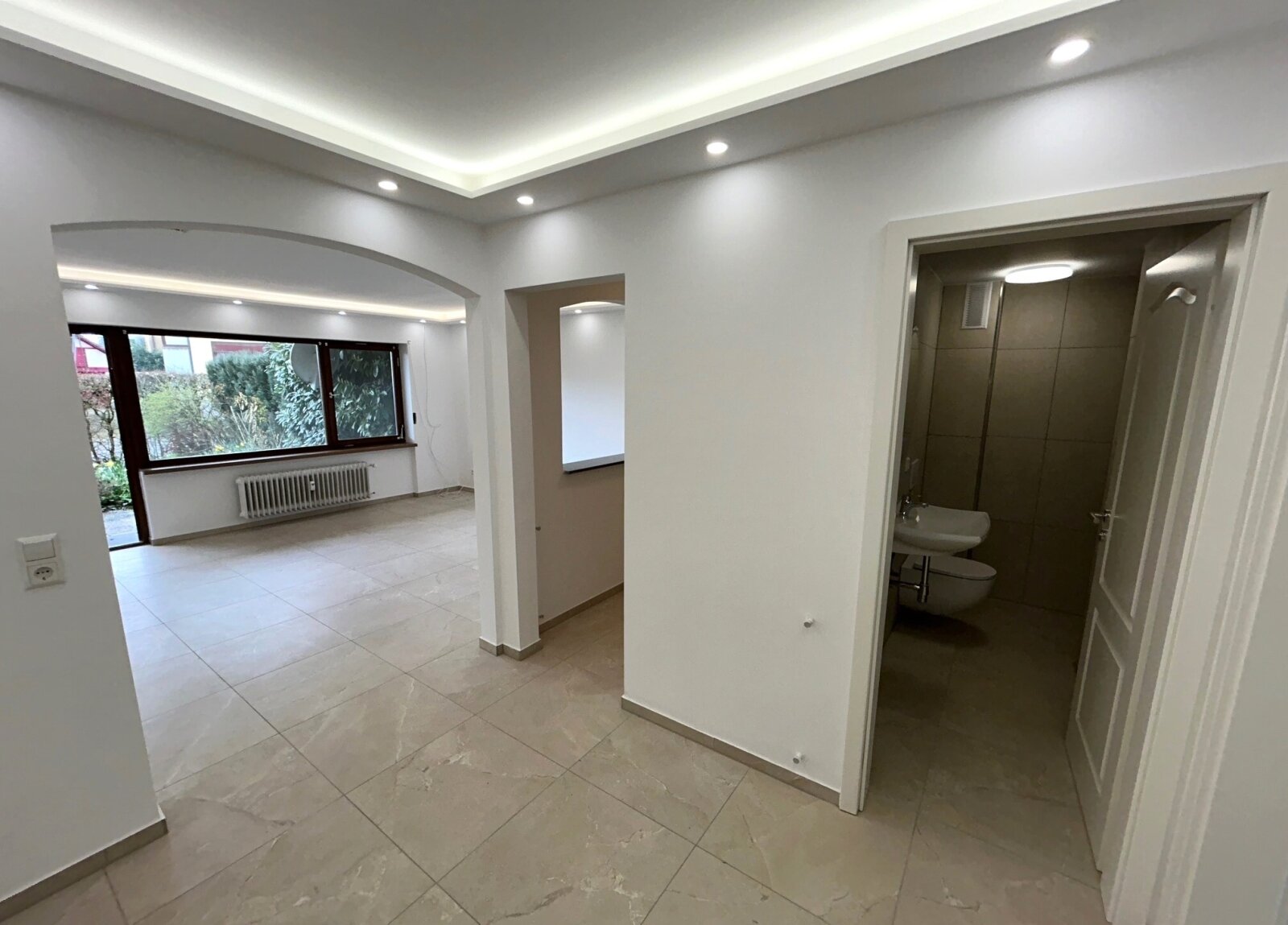 **FRISCH SANIERTE 2,5 Zimmer Terrassenwohnung** 