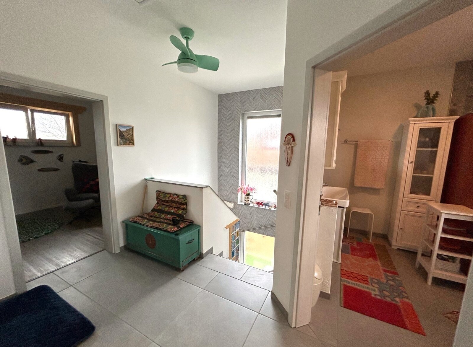 Hell, offen und ansprechend, der Flur im OG