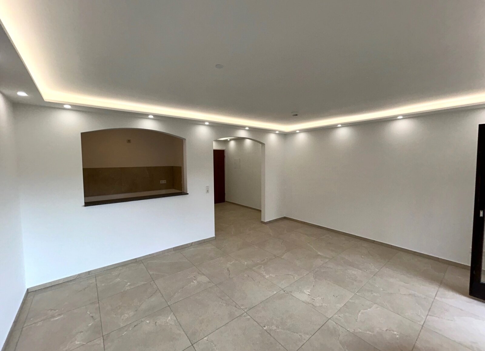 Der Blick hin zur Küchen - Durchreiche 