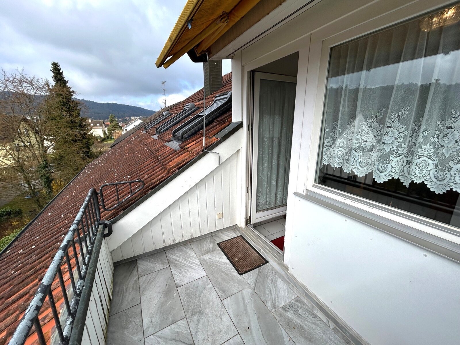 Die süße, kleine Loggia mit Markise