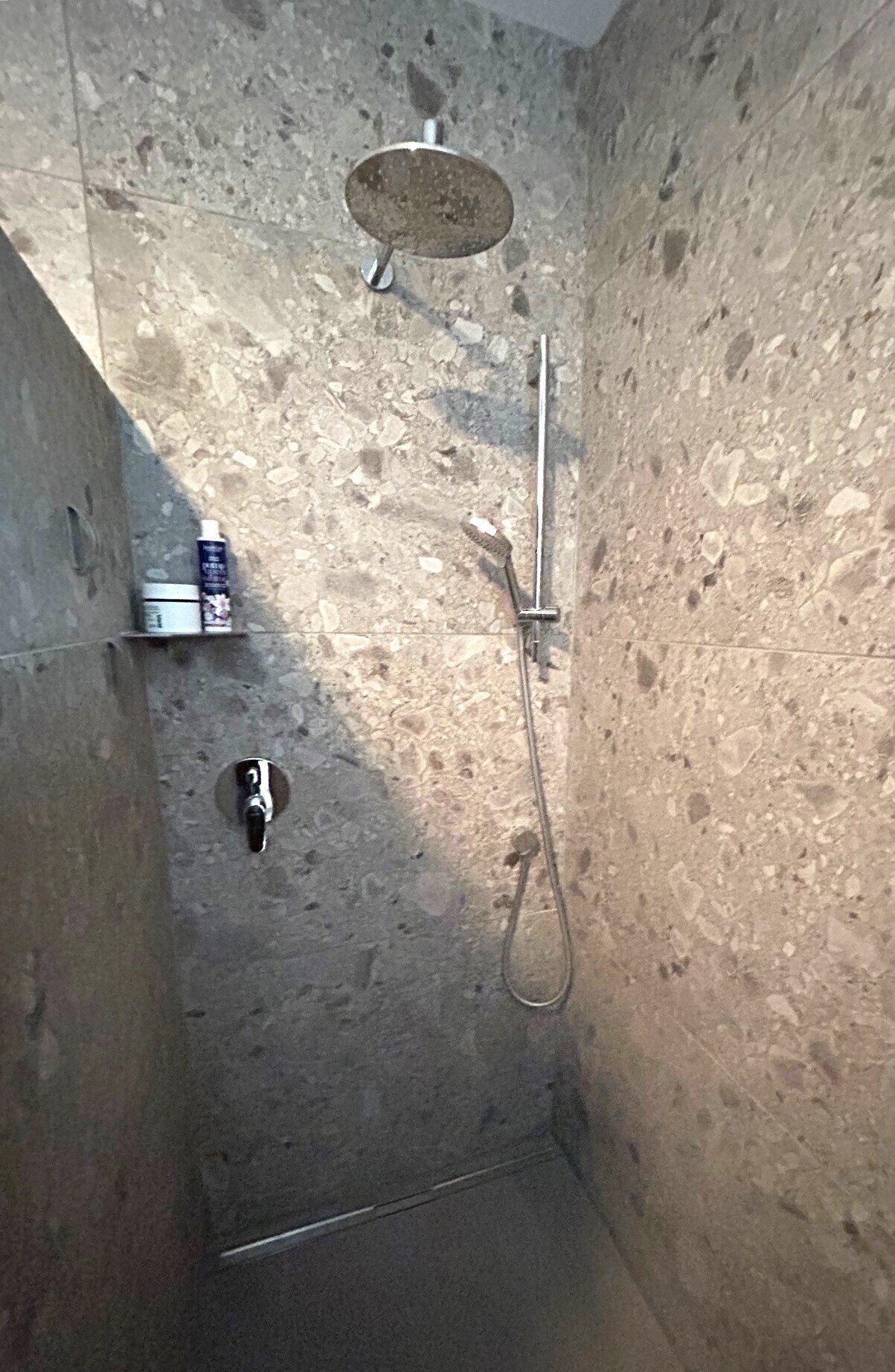 Die Dusche, ebenfalls ebenerdig Die Dusche, ebenfalls ebenerdig