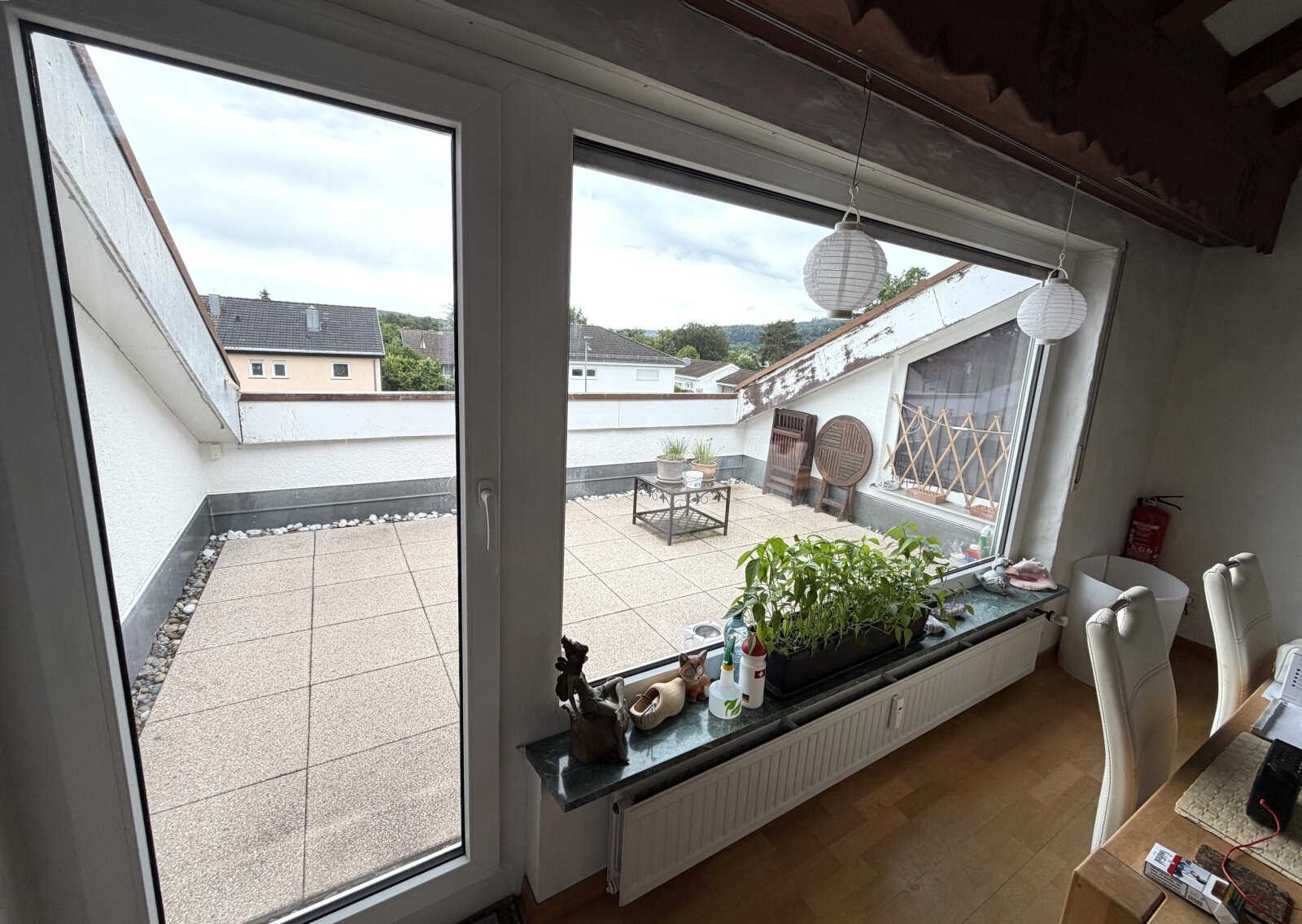 Davor die Südterrasse. Davor die Südterrasse.