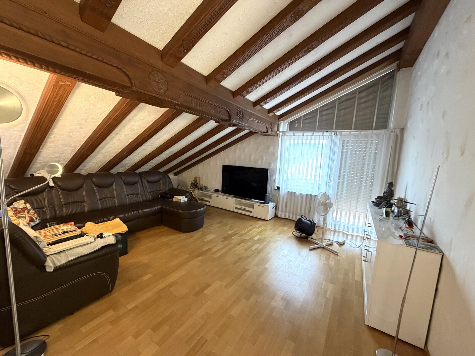Danbeben das Wohnzimmer, mit Balkonzutritt. Danbeben das Wohnzimmer, mit Balkonzutritt.