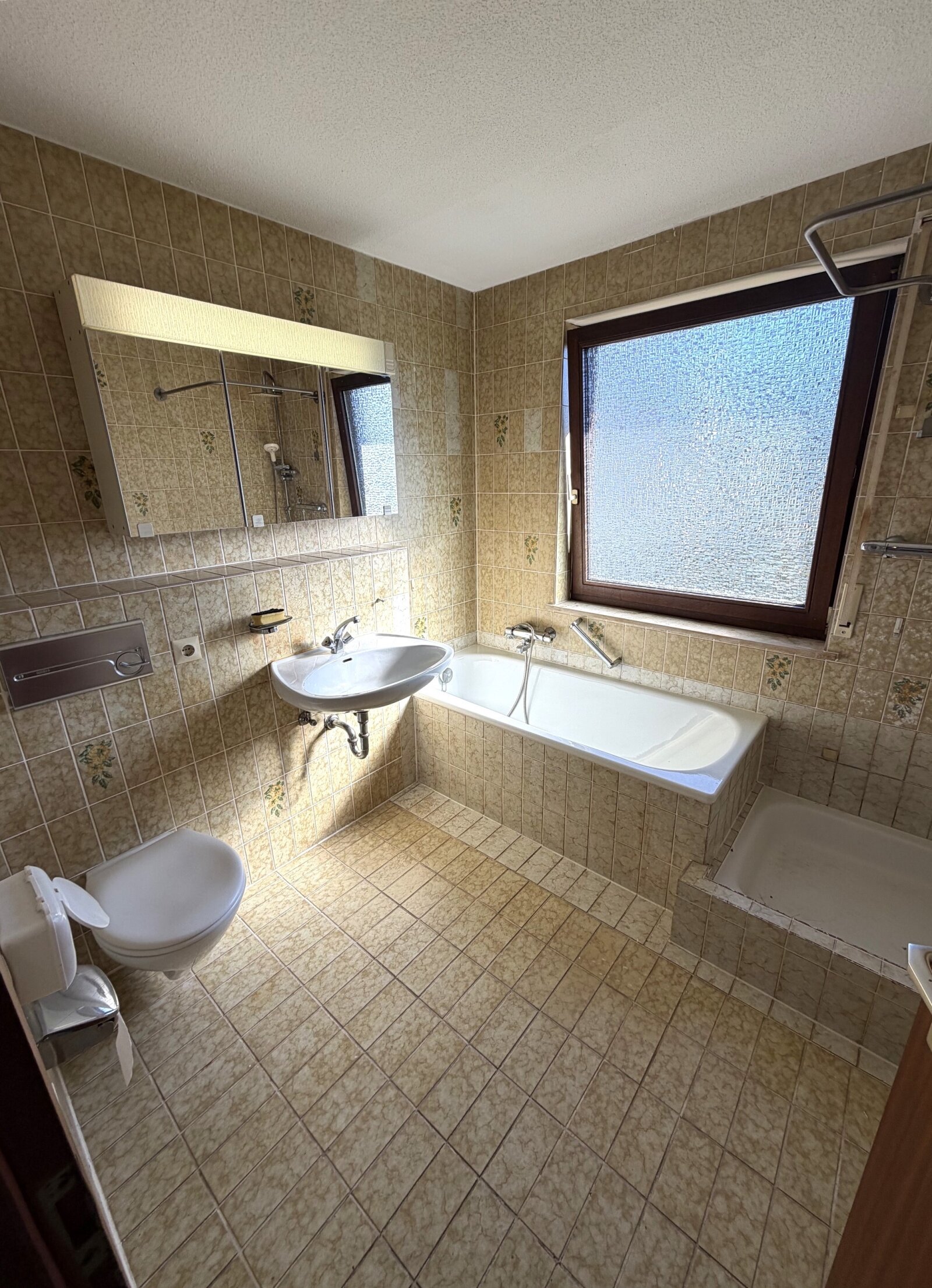 Dahinter dann das Tageslichtbad mit Wanne und Dusche