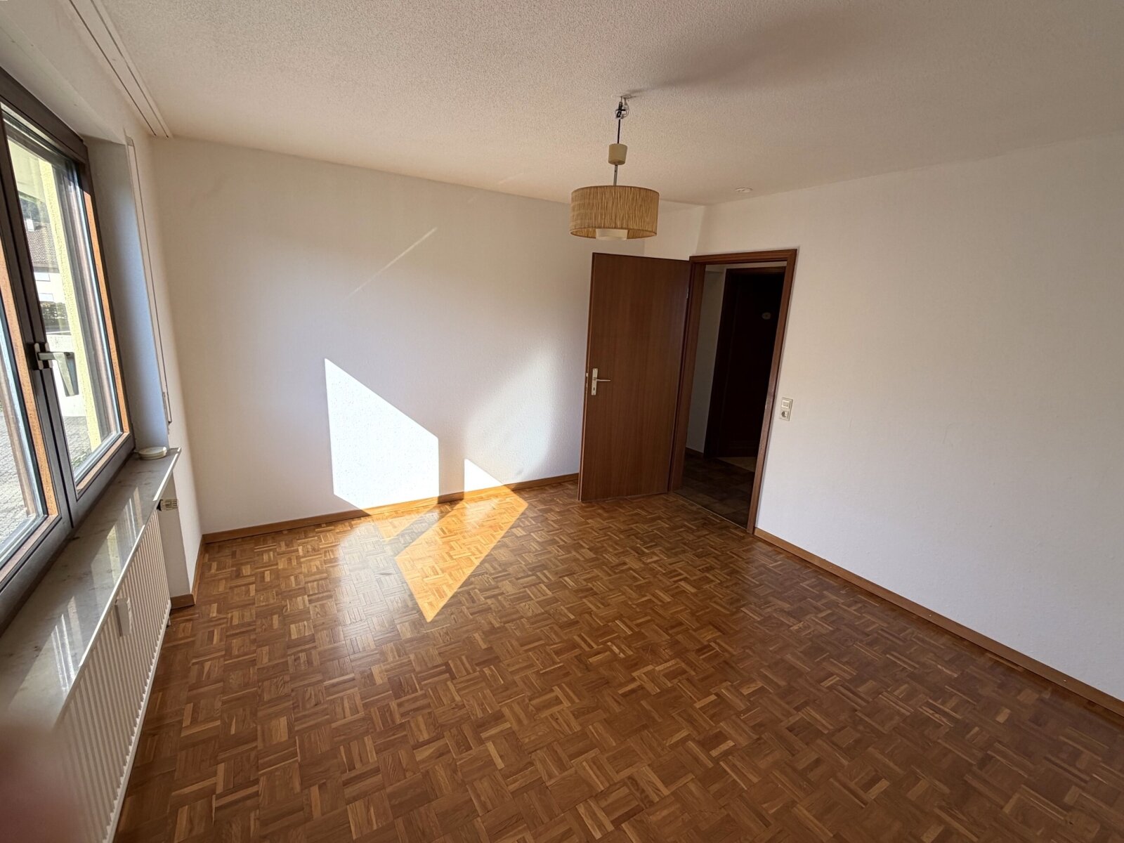 Nebendran das größere Schlafzimmer